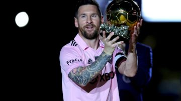 Lionel Messi con su octavo Balón de Oro.
