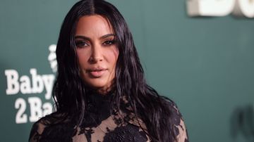 Kim Kardashian reutilizó la tela de su marca para envolver los regalos.