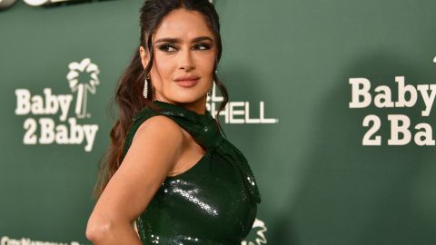 Salma Hayek posando en una alfombra roja.