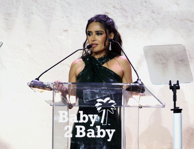 Salma Hayek participando en un evento.
