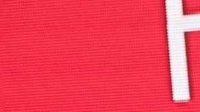 Eugenio Derbez posando en una alfombra roja.