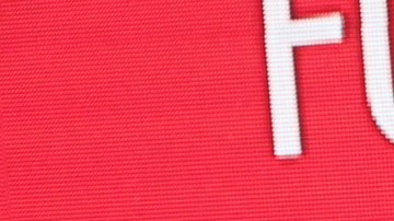 Eugenio Derbez posando en una alfombra roja.