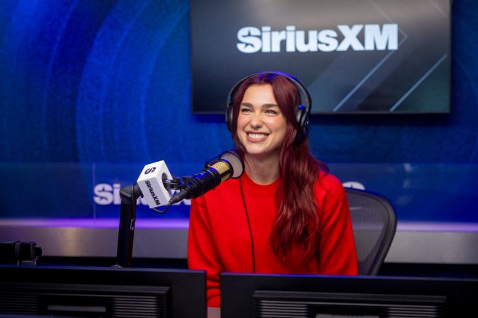 Dua Lipa participando en un programa.