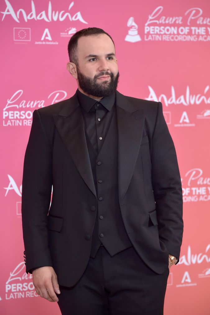 Carín León posando en una alfombra roja.