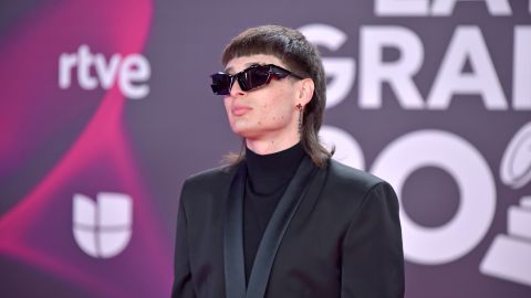 Peso Pluma posando en la alfombra roja de los Latin Grammy 2023.