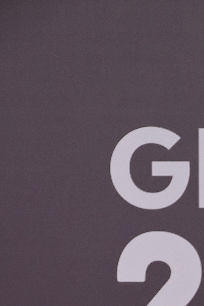 Alejandro Sanz posando en una alfombra roja.