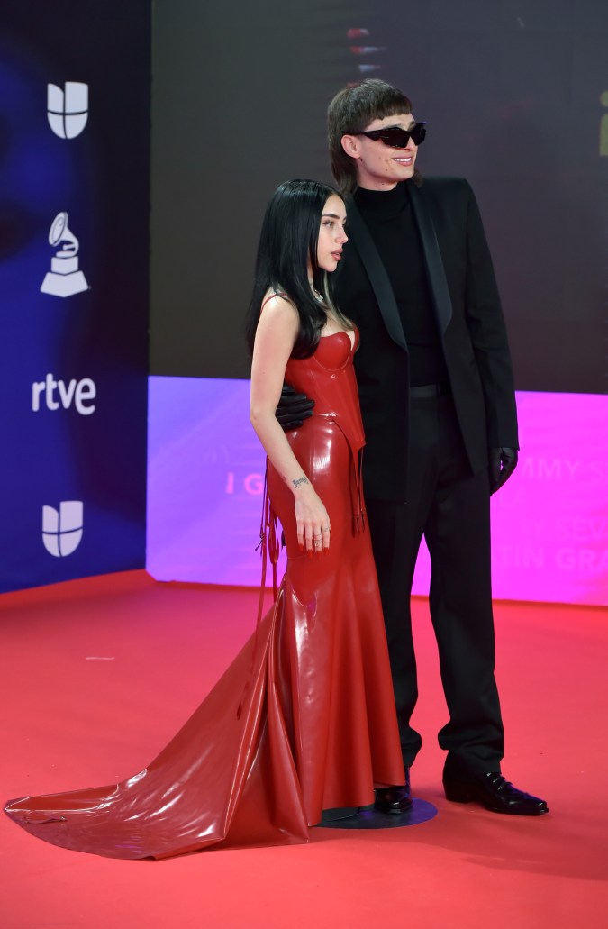 Peso Pluma y Nicki Nicole posando en una alfombra roja.