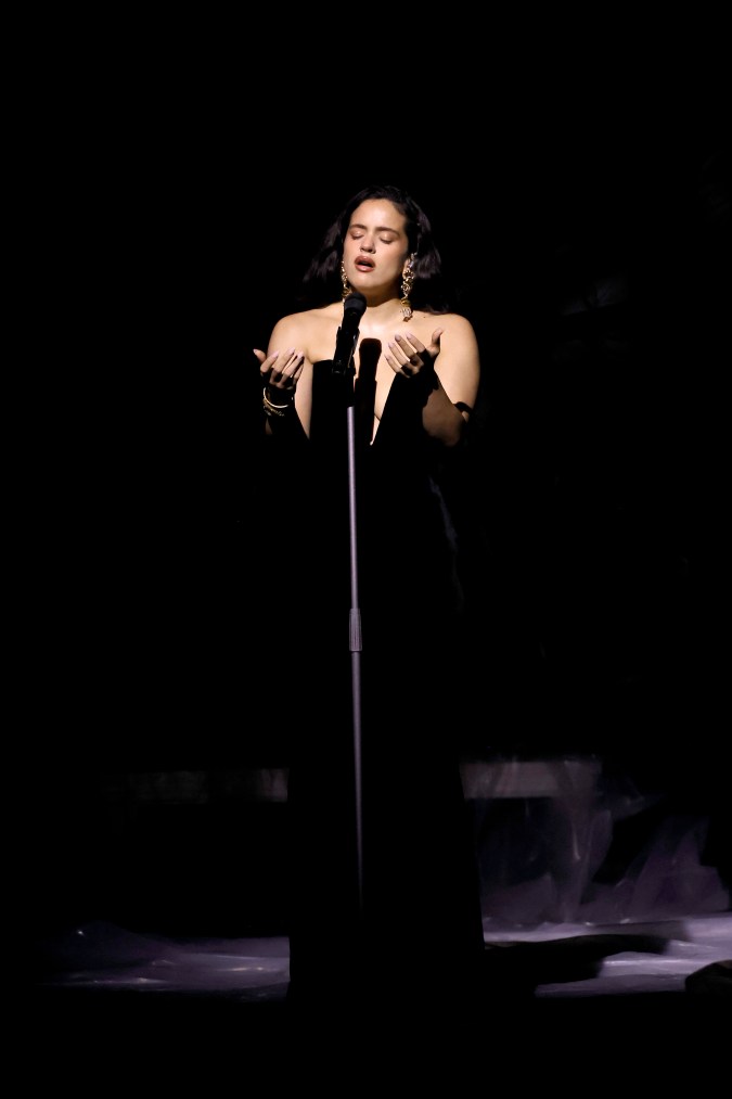Rosalía actuando en show en vivo.