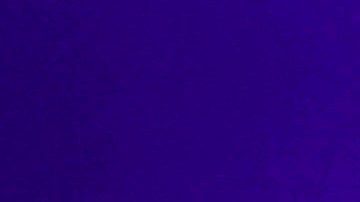 Carín León actuando en un show en vivo.