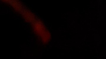 Alejandro Sanz actuando en un show en vivo.