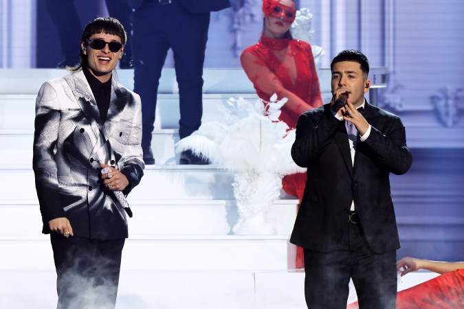 Peso Pluma actuando en un concierto con Eslabón Armado.