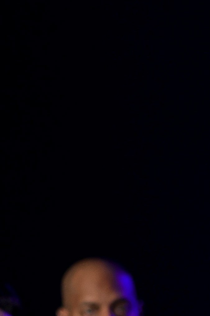 Peso Pluma posando en una alfombra roja.