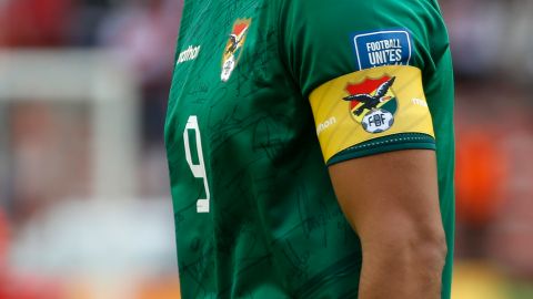 Detalle de la banda del capitán de la selección de Bolivia Marcelo Moreno Martins.