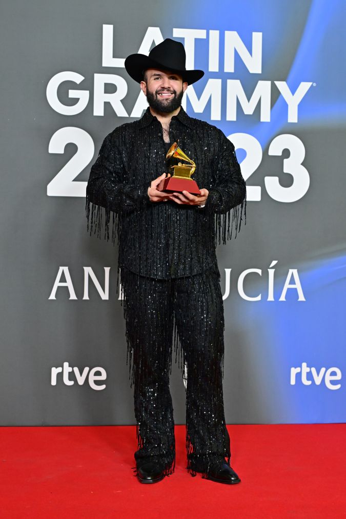 Carín León posando en la alfombra roja de los Latin Grammy 2023.