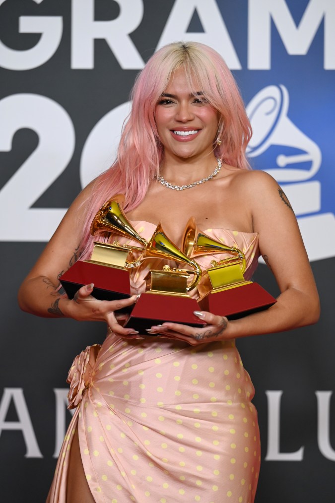 Karol G posando en la alfombra roja de los Latin Grammy 2023.
