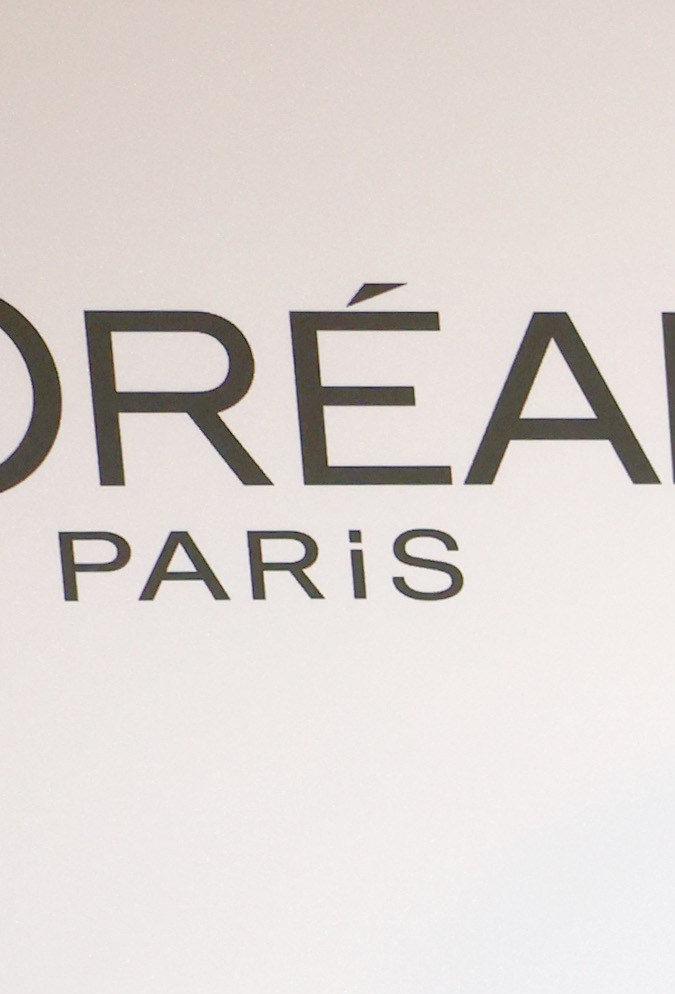 Eva Longoria participando en una alfombra roja.