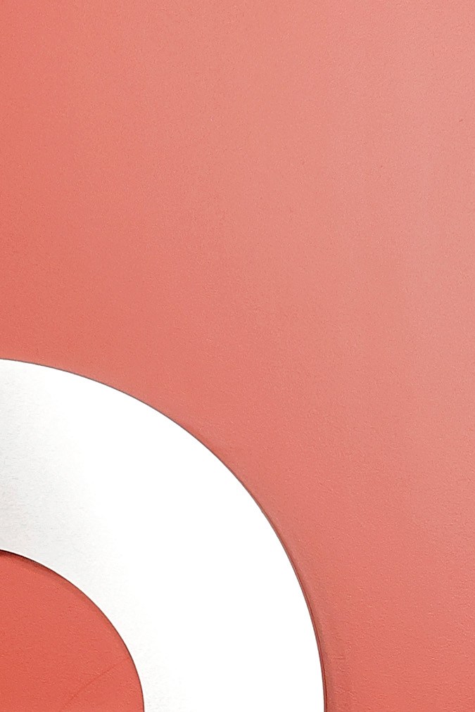 Dua Lipa posando en una alfombra roja. 