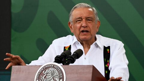 El presidente de México comparó a Abbott con el gobernador de Florida, Ron DeSantis.