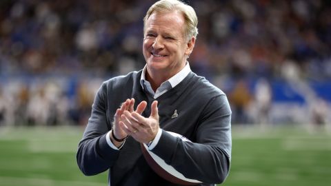 Roger Goodell, comisionado de la NFL, dice presente en un encuentro de la liga entre Chicago Bears y Detroit Lions.