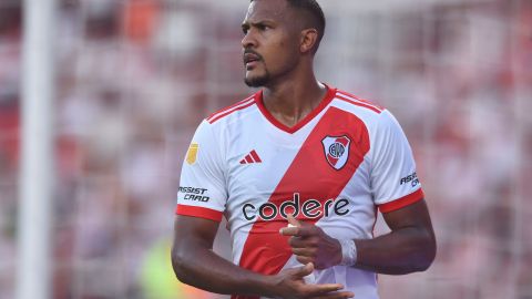 Salomón Rondón en un partido entre River Plate e Instituto.