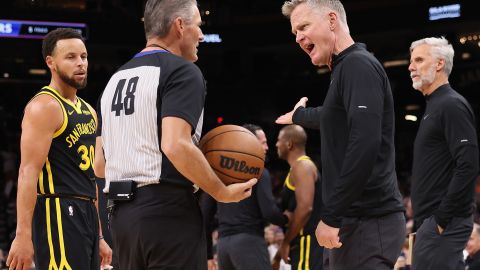 Steve Kerr discutiendo con un árbitro de la NBA.