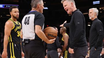 Steve Kerr discutiendo con un árbitro de la NBA.