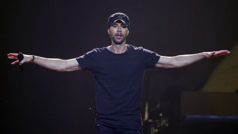 Enrique Iglesias actuando en un concierto.