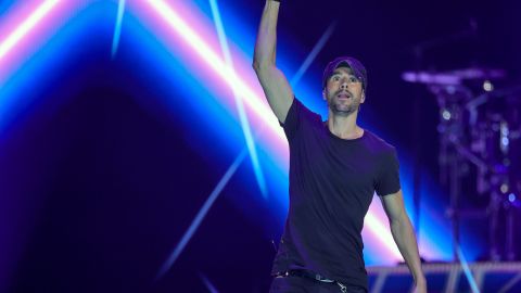 Enrique Iglesias actuando en un show en vivo.