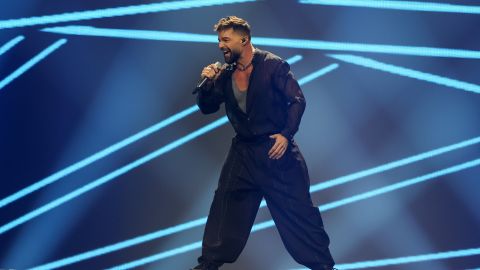 Ricky Martin actuando en show en vivo.