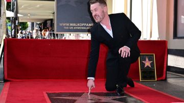 Macaulay Culkin posando junto a su estrella en Hollywood.