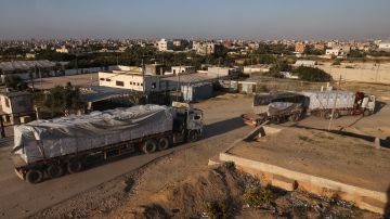 Los camiones que esperan transportar ayuda humanitaria a la Franja de Gaza a través del cruce de Rafah con Egipto.