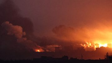 Una explosión y humo sobre el territorio palestino durante un ataque israelí mientras se reanudaban las batallas entre Israel y Hamás.