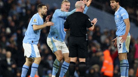 Mateo Kovacic y Erling Haaland le reclaman a Simon Hopper.