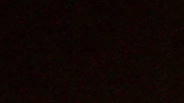 Las bengalas israelíes iluminan el cielo sobre Khan Yunis, en el sur de la Franja de Gaza