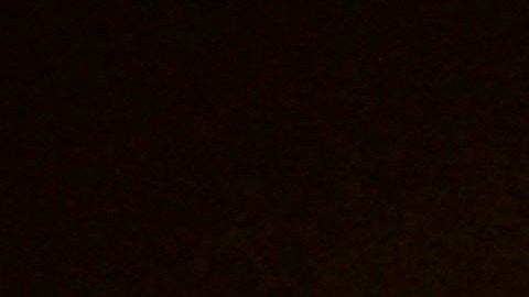 Las bengalas israelíes iluminan el cielo sobre Khan Yunis, en el sur de la Franja de Gaza