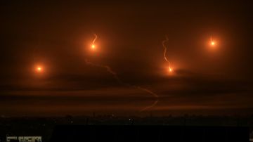 Las bengalas israelíes iluminan el cielo sobre Khan Yunis, en el sur de la Franja de Gaza