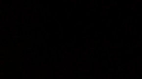 Eugenio Derbez posando en una alfombra roja.