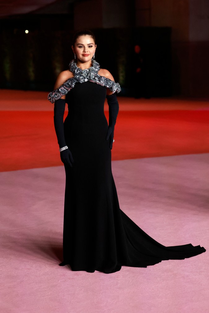 Selena Gómez posando en una alfombra roja.