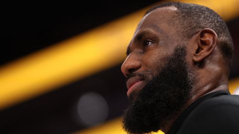 LeBron James tuvo fuerte cruce de insultos con el DT de Houston Rockets [Video]