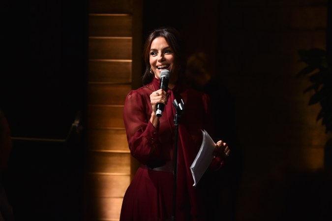 Eva Longoria participando en un evento.