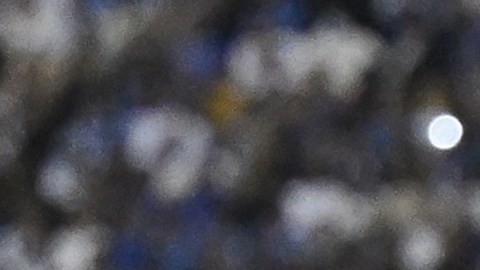 Ali Albulayhi disputa un balón con Cristiano Ronaldo.