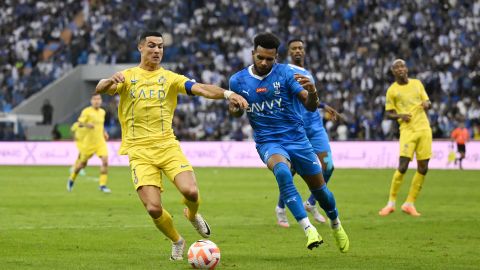 Ali Albulayhi disputa un balón con Cristiano Ronaldo.