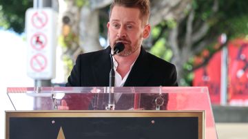 Macaulay Culkin hablando durante el evento de revelación de su estrella.