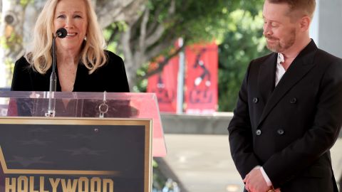 Macaulay Culkin y Catherine O'Hara participando en un evento.