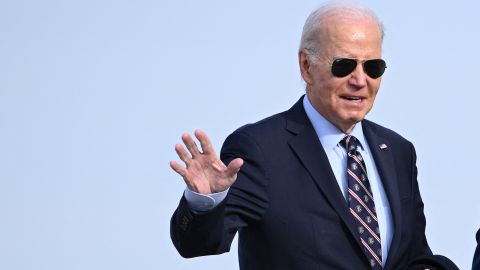 El presidente Joe Biden camina para abordar el Air Force One en la Base Conjunta Andrews en Maryland el 5 de diciembre de 2023.