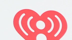 Paris Hilton posando en una alfombra roja.