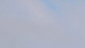 Una pareja se toma una selfie a las afueras del Estadio Santiago Bernabéu.