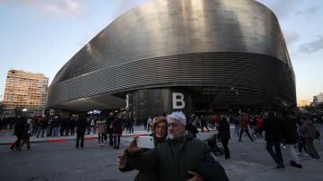 Una pareja se toma una selfie a las afueras del Estadio Santiago Bernabéu.