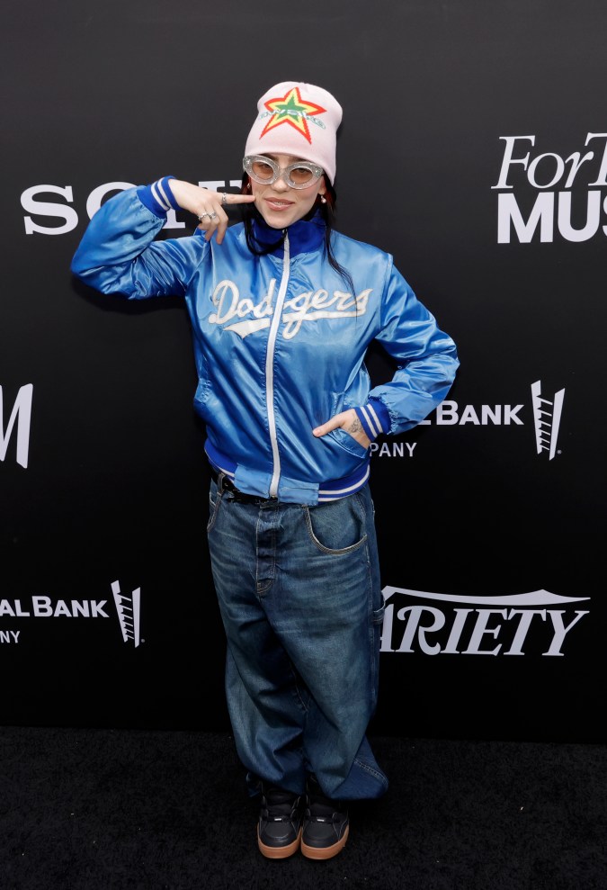 Billie Eilish posando durante la alfombra roja de Variety.
