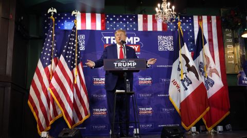 Trump durante su mitin en Iowa el sábado.